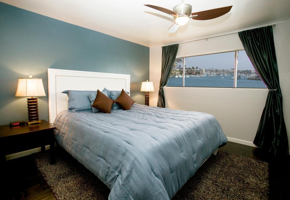 Oceanside Marina Suites 13/43