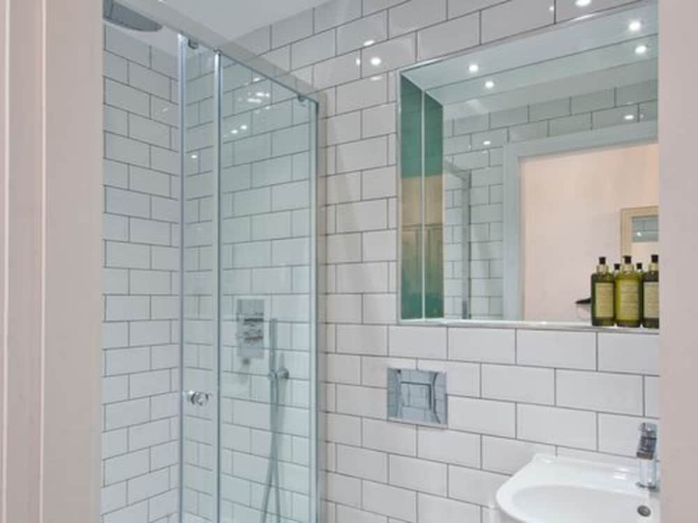 W12 ROOMS 56/58