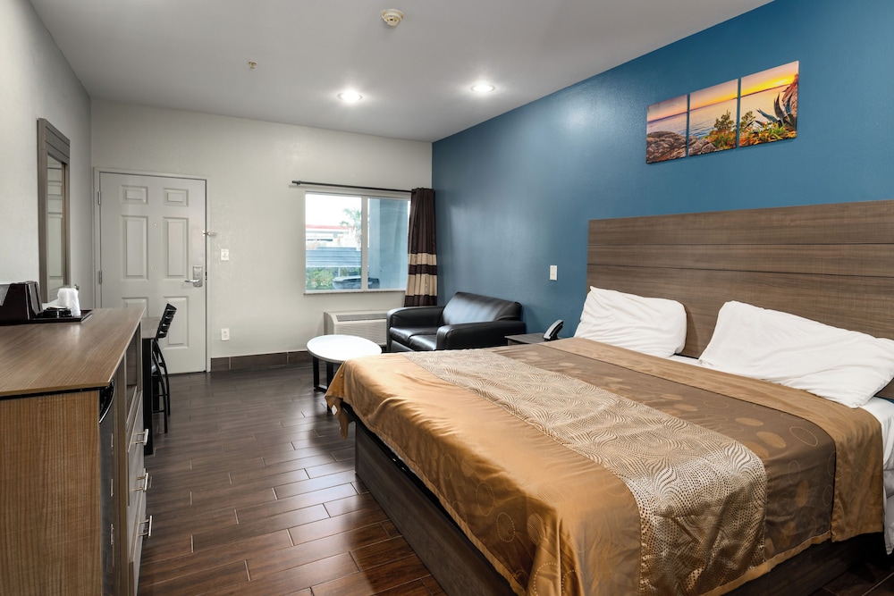 Moonlight Suites 24/65
