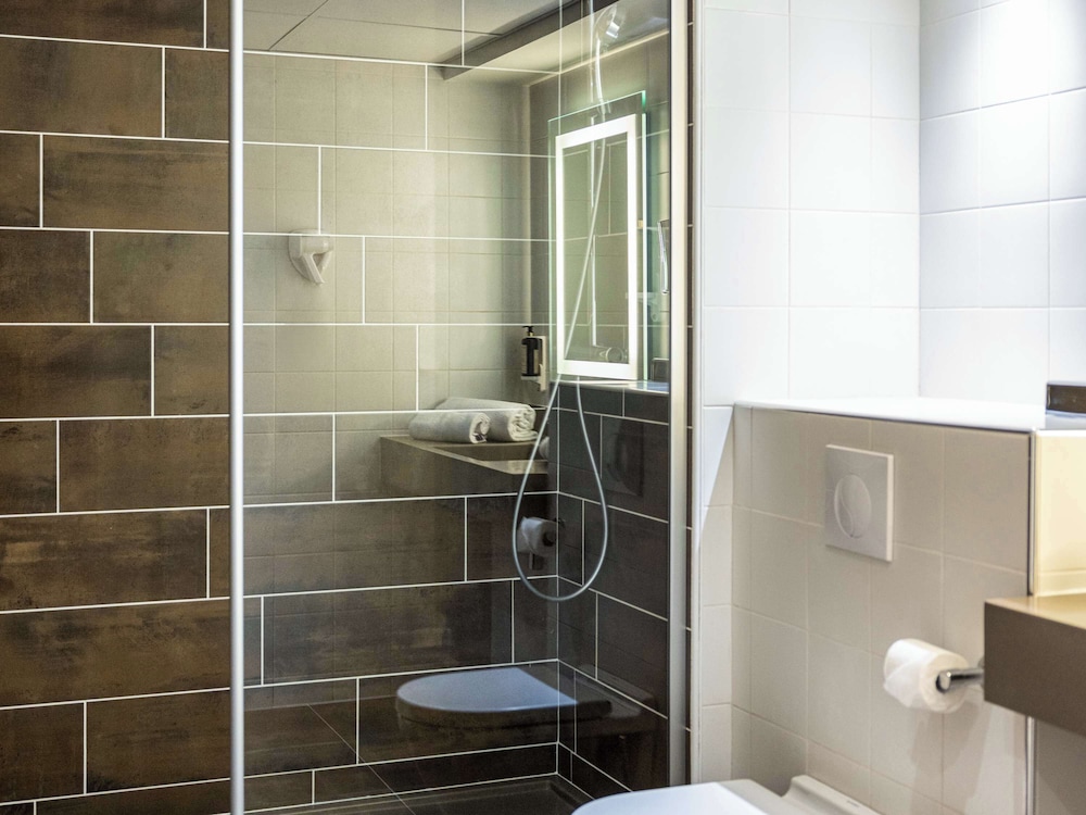 غرفة عائلية بسرير مزدوج مع أريكة بمطبخ صغير، Mercure Agen Centre 3/3