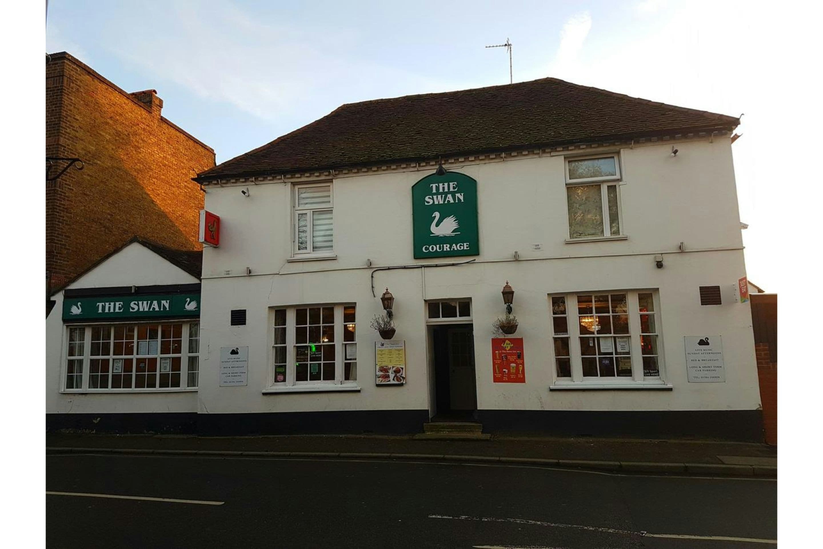 OYO Swan Inn, Heathrow Airport in STAINES