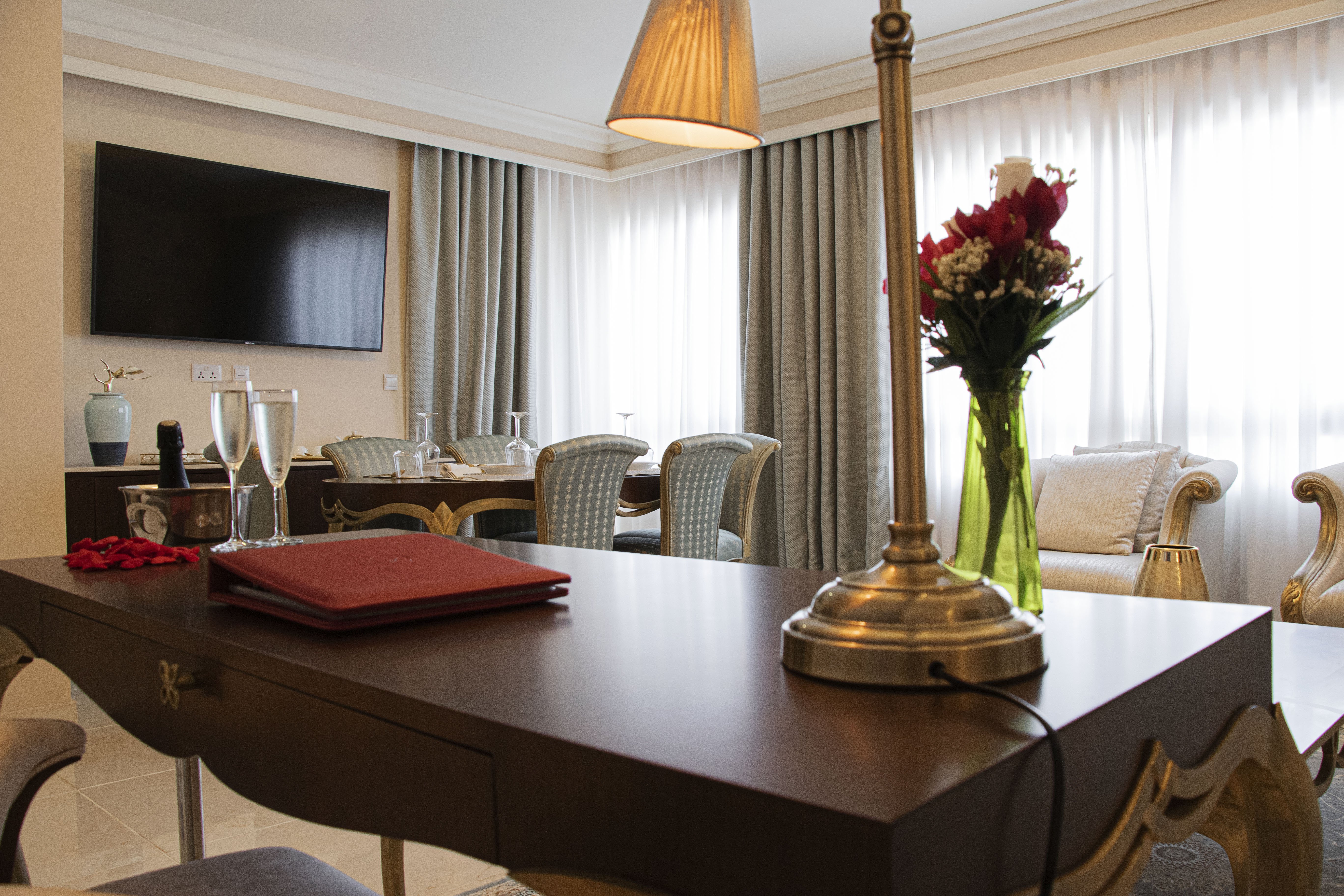 Home Suites Hotel 70/80