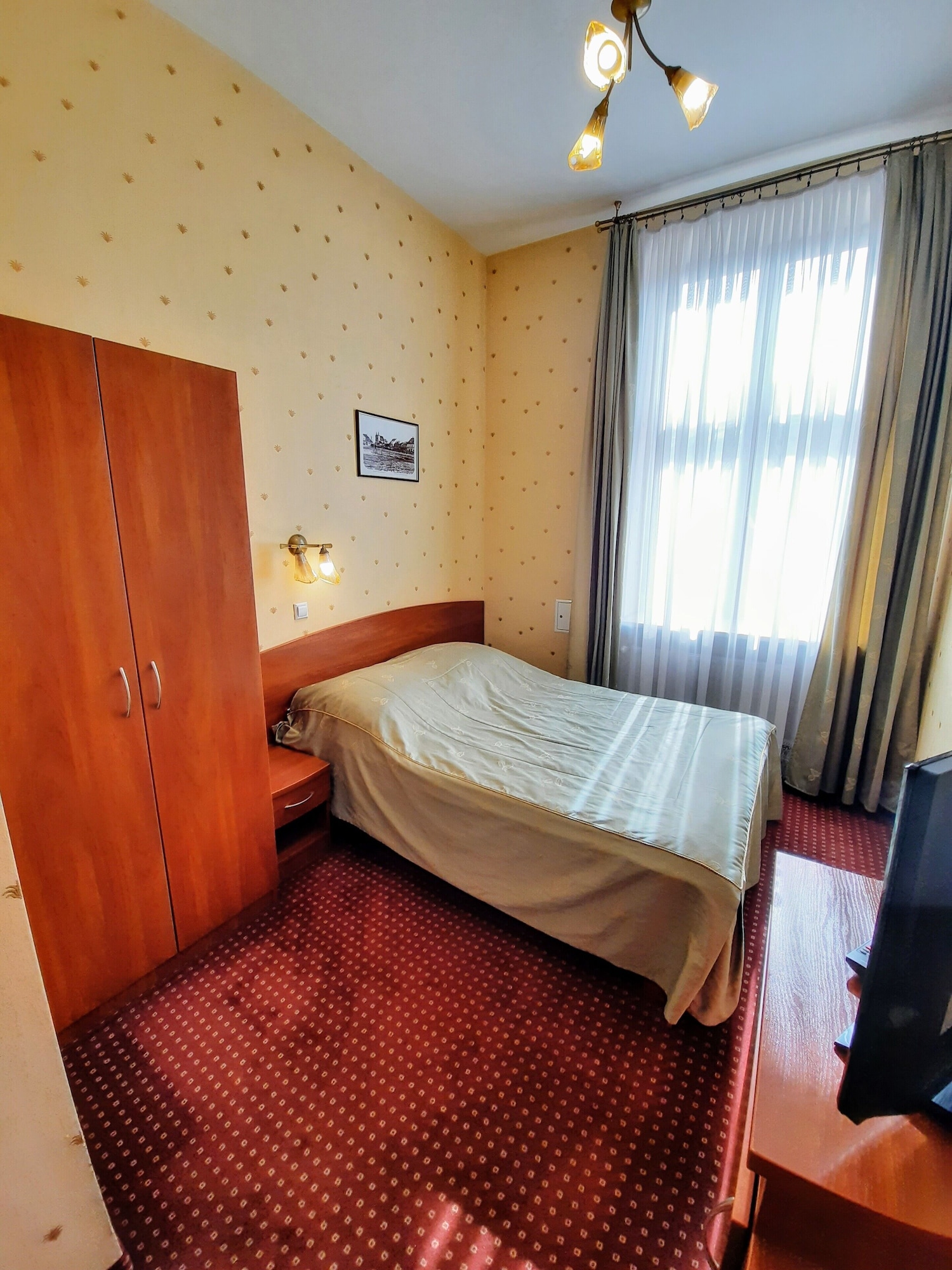 ROOM, DOUBLE BED