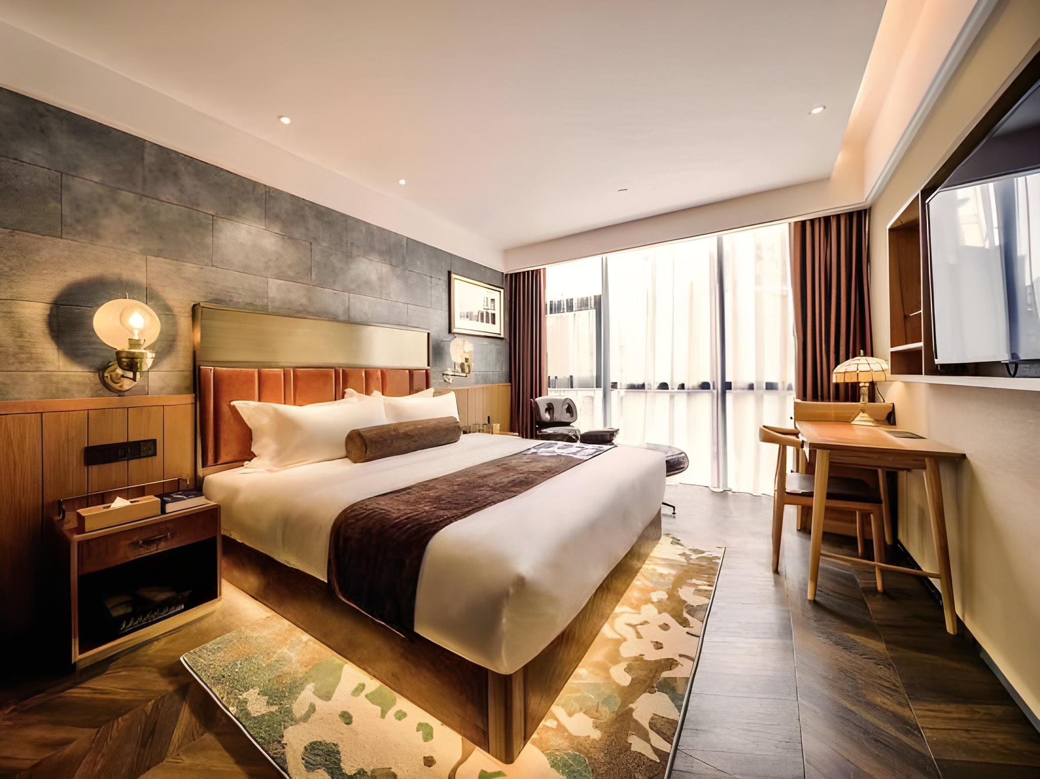 DELUXE, DOUBLE BED
