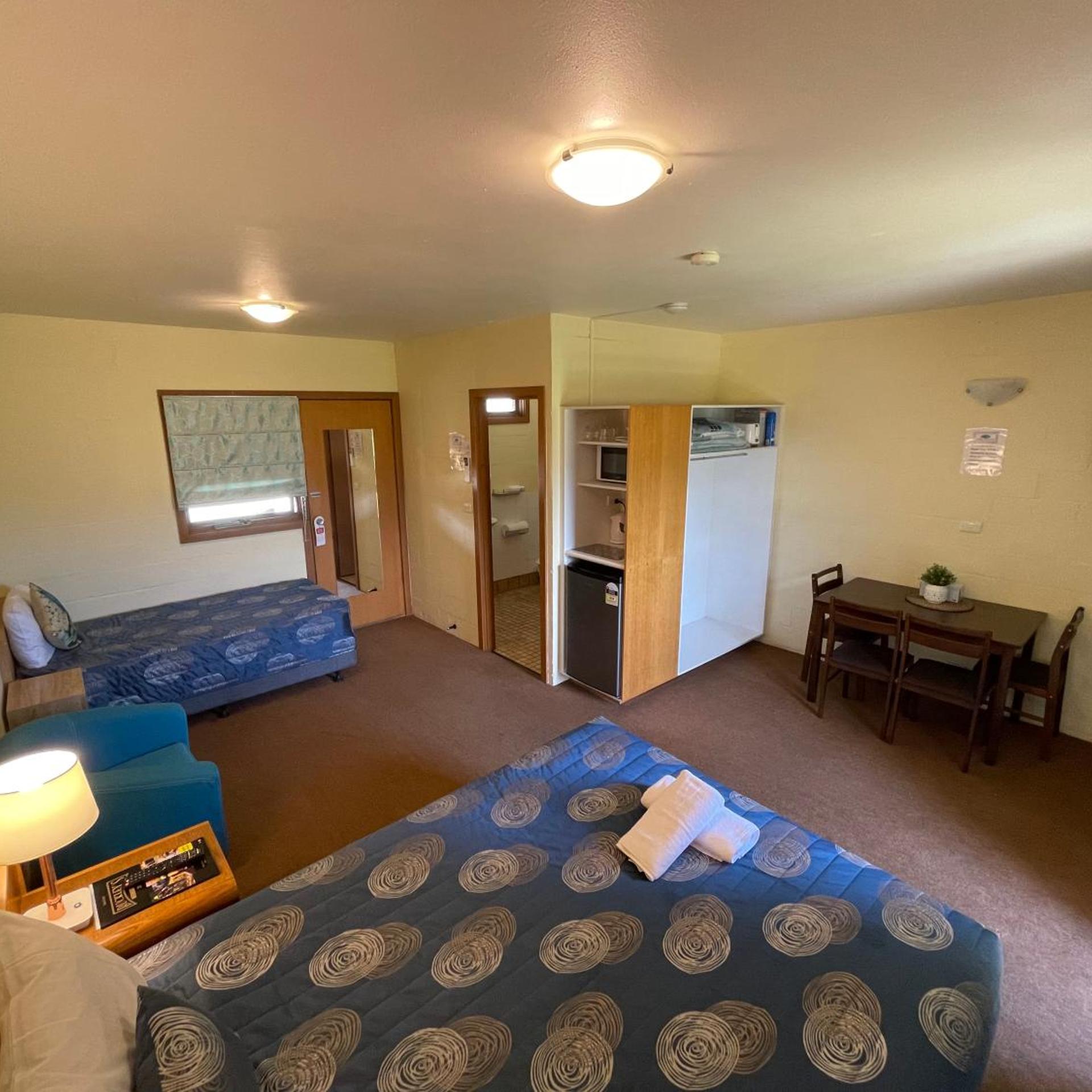 MOUNTAIN CREEK MOTEL 20/50
