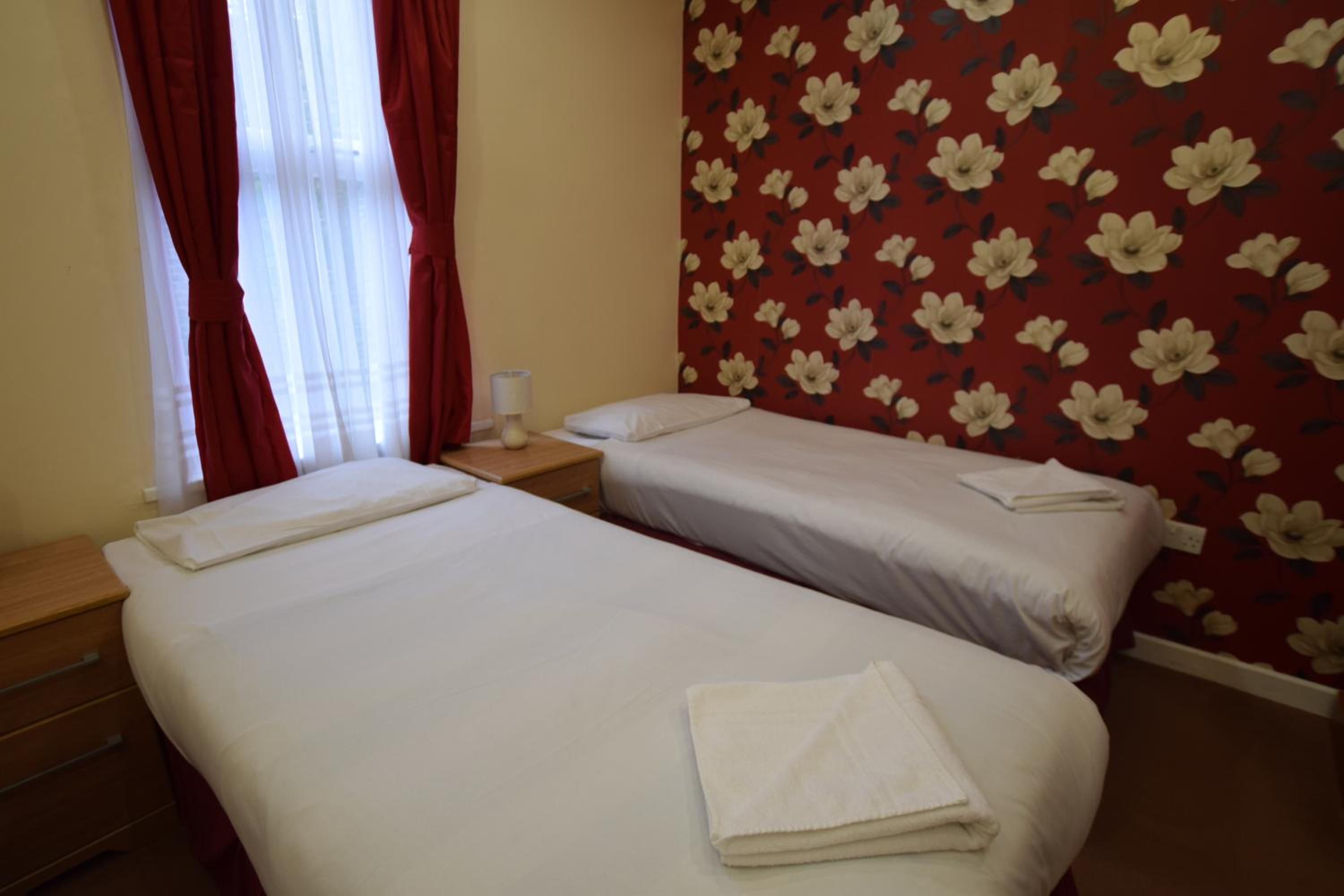 ROOM, TWIN BEDS
