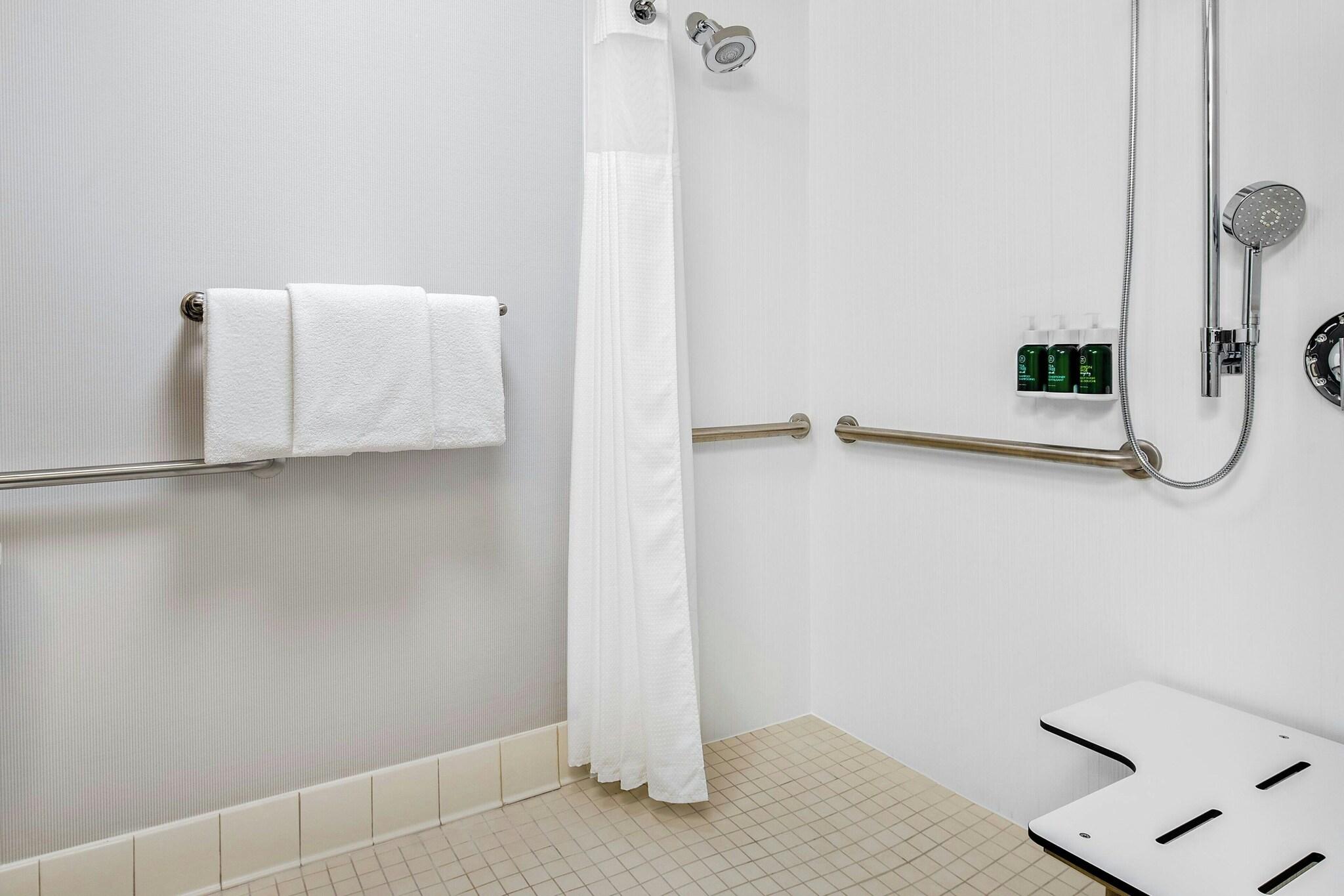 Room, Quadruple, Accessible, Courtyard Pittsburgh Airport 2/2