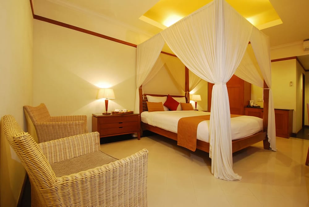YULIA BEACH INN 31/67