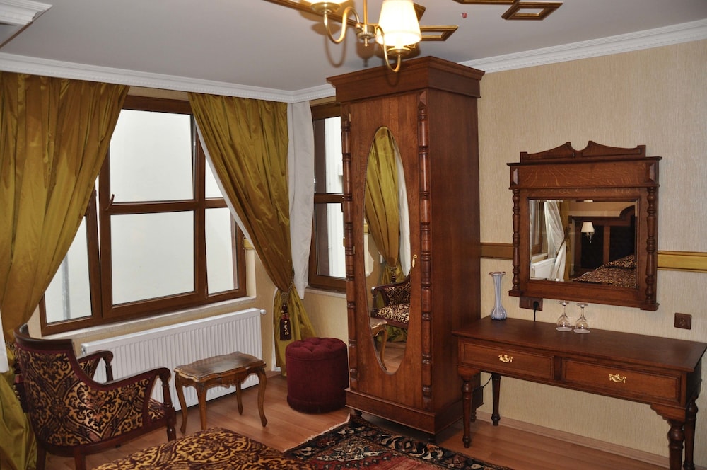 Aruna Hotel 50/50