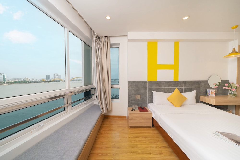 DELUXE, DOUBLE BED, RIVER VIEW