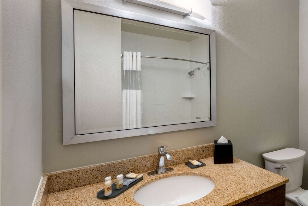 La Quinta Inn & Suites by Wyndham Fairbanks Airport 27/50