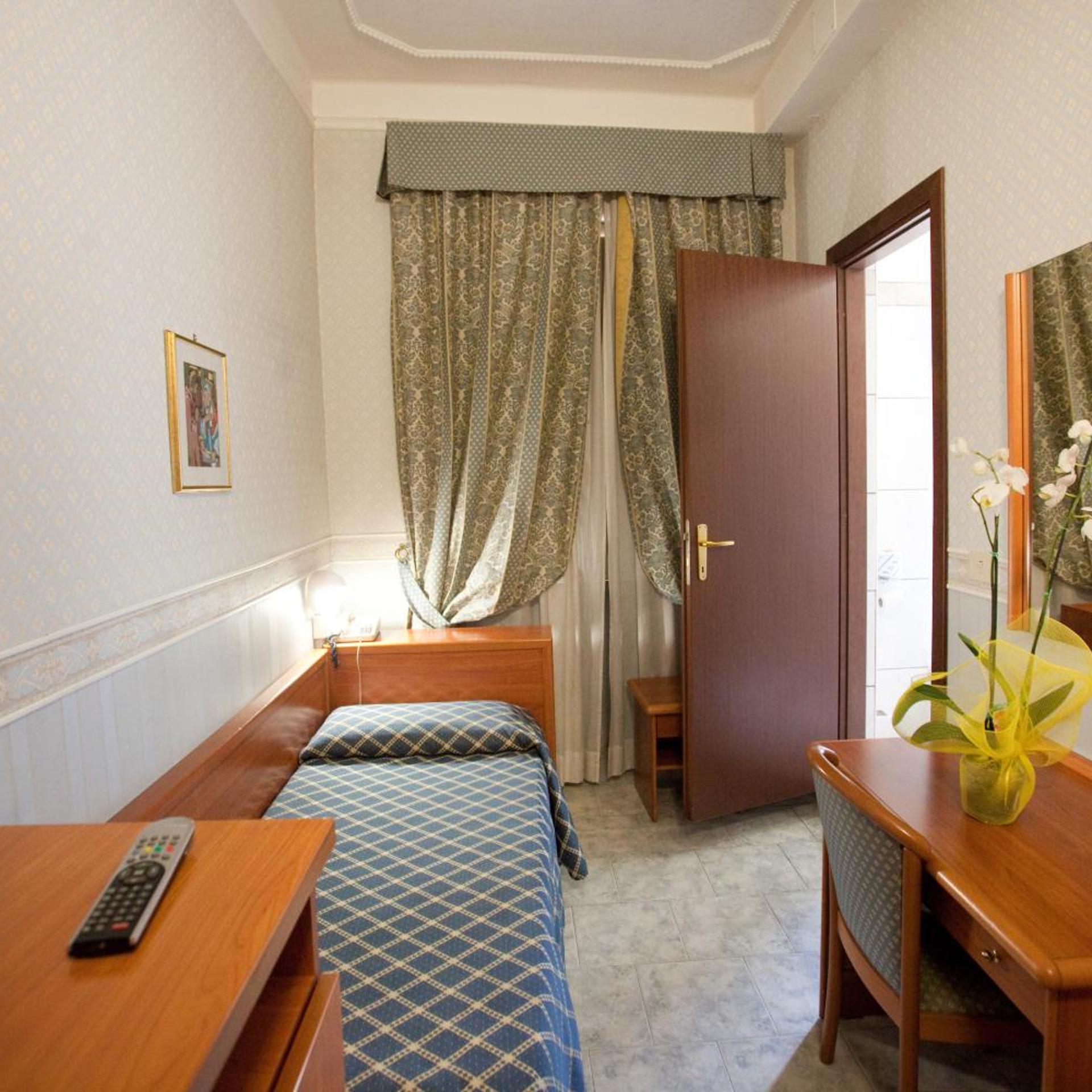 غرفة مفردة، Hotel Emmaus 8/13