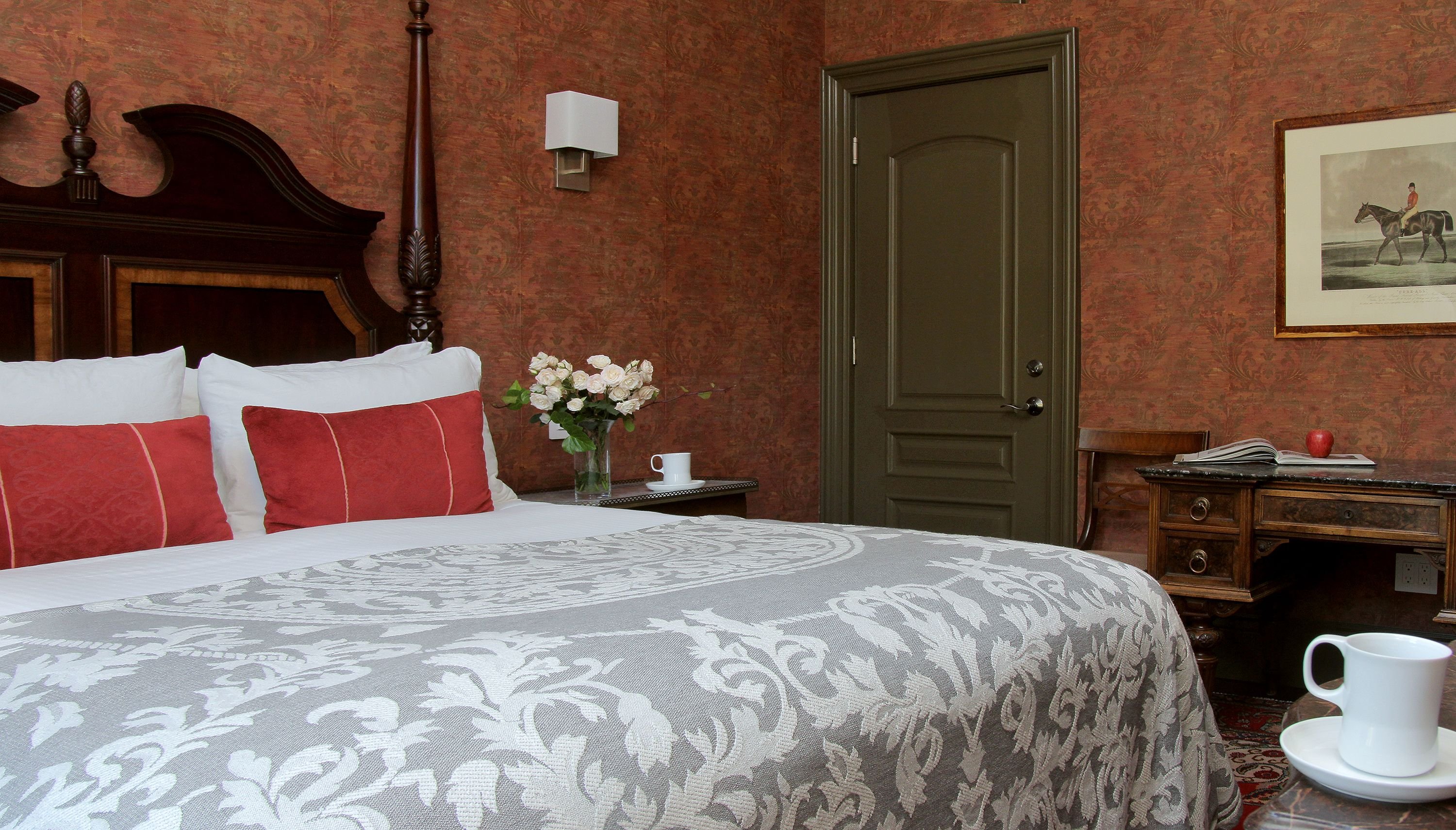 Petite, Queen Bed