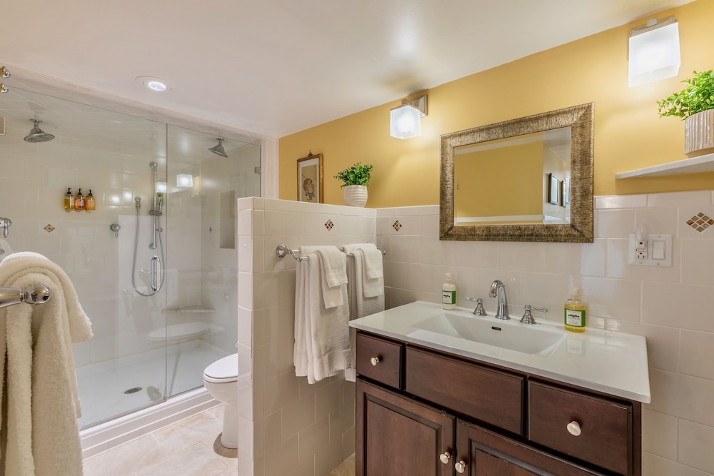 Presidential, Suite, Villa, King Bed, Sofa, Living Area, Pet Friendly, Patio, Kitchen 3/3
