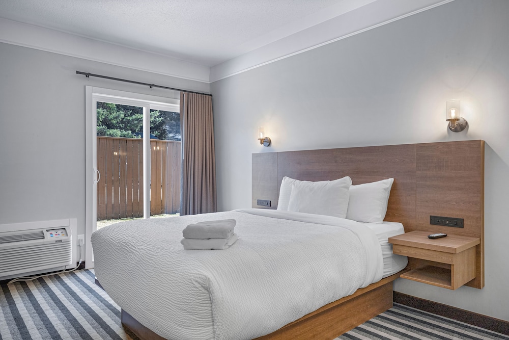DELUXE, QUEEN BED