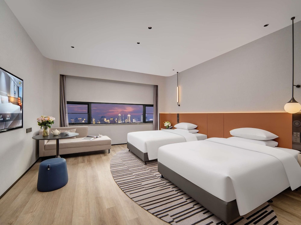 SUPERIOR, TWIN BEDS, CITY VIEW