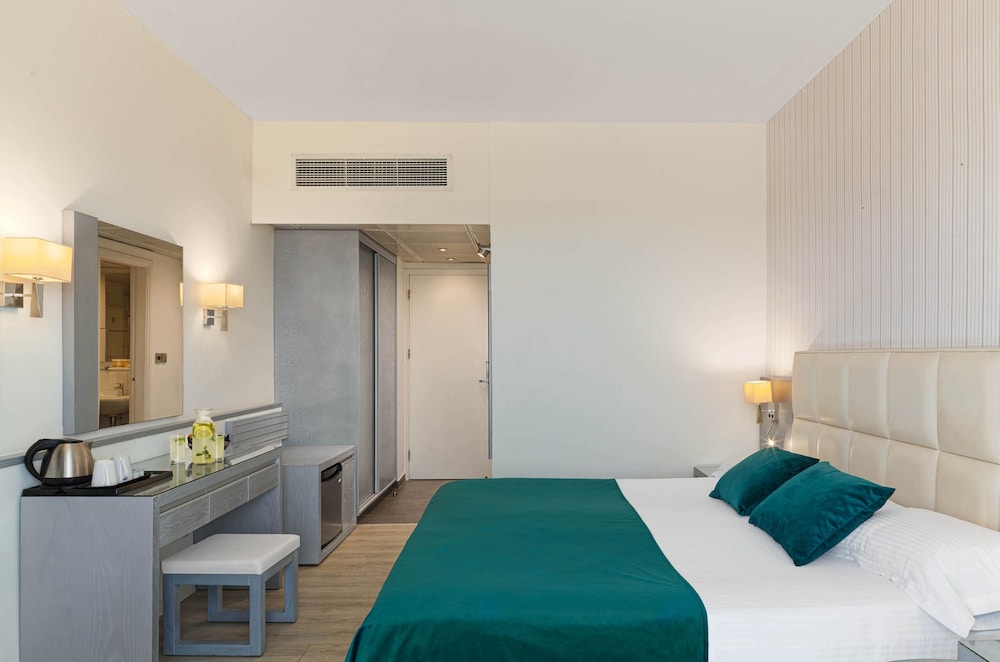 Room, Twin Beds, Sofa