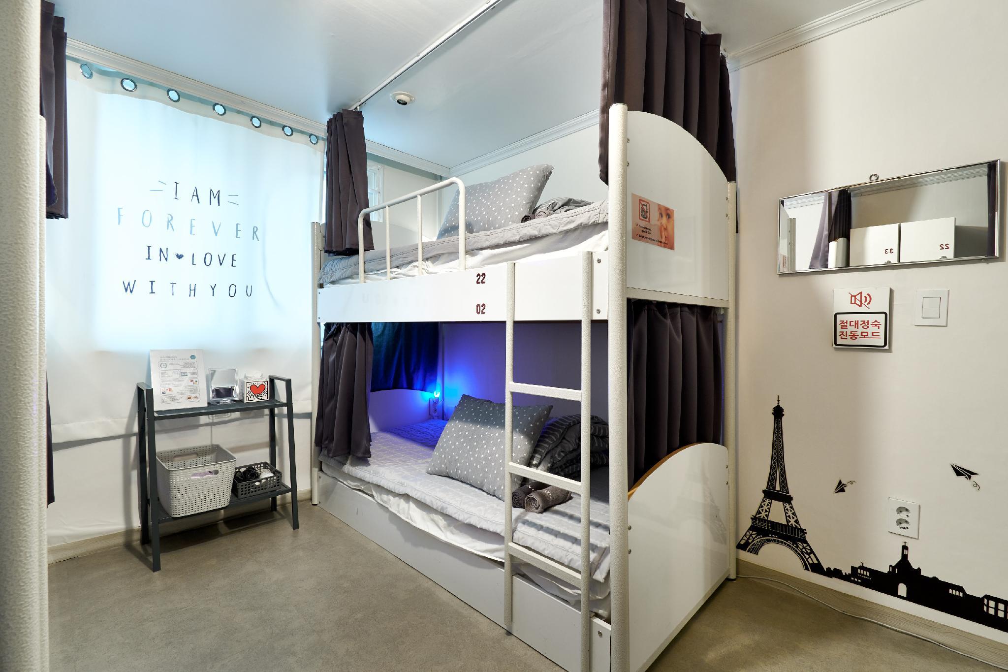 Female Dorm, Female Only, 6 Beds, 3 Bunk Beds, Shared Bathroom