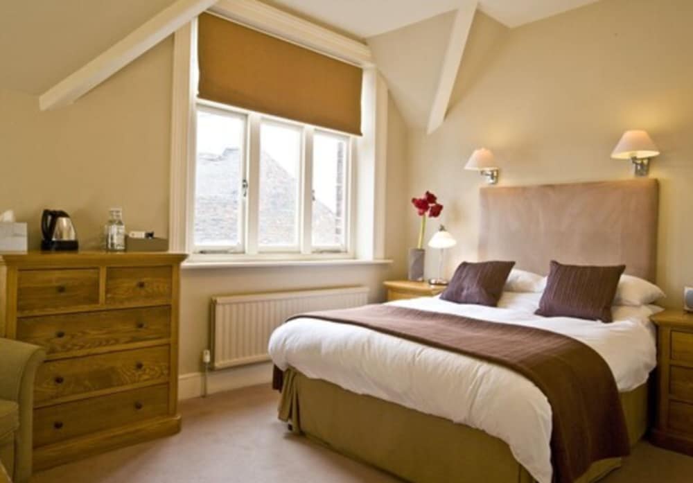 Bell Hotel 16/50
