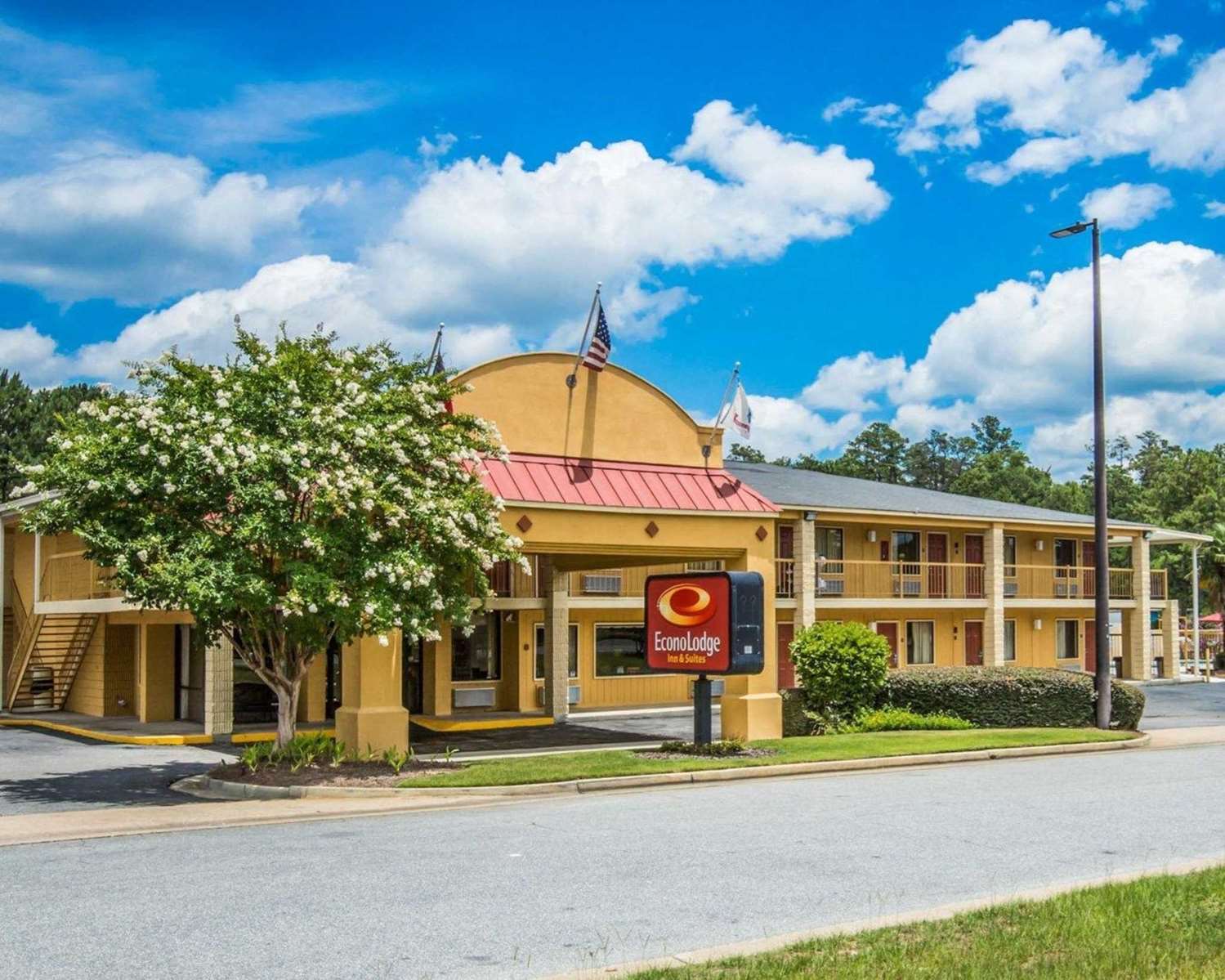 Econo Lodge Inn & Suites at Fort Moore 5/31