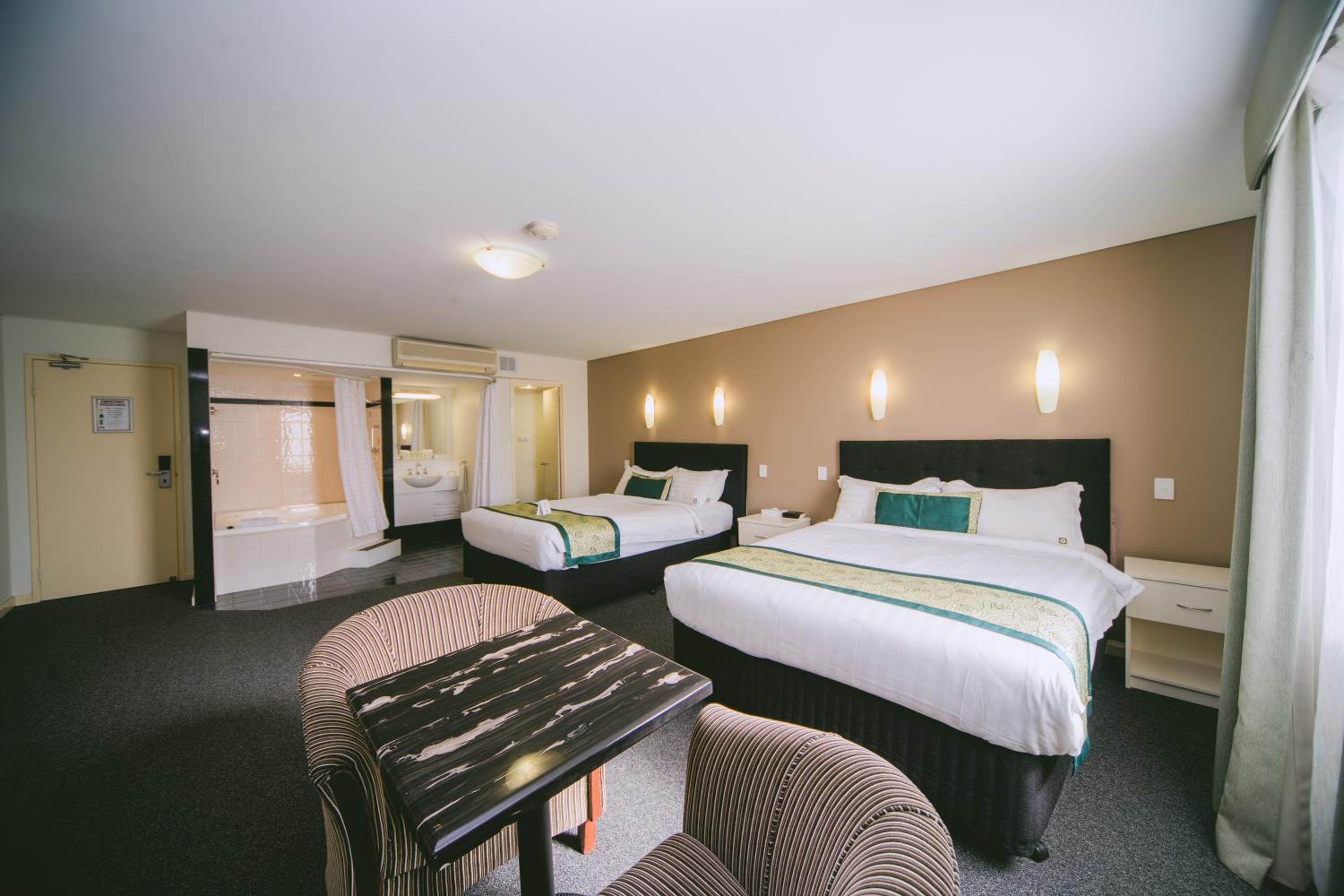 Regency, Twin Beds, Hot Tub