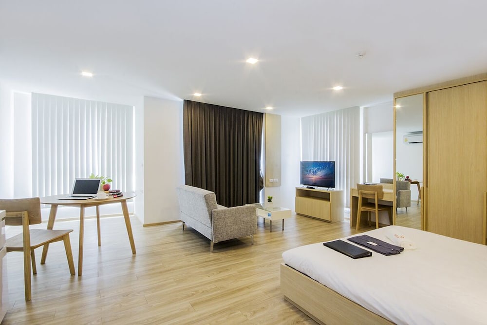 PREMIUM, STUDIO, KING BED