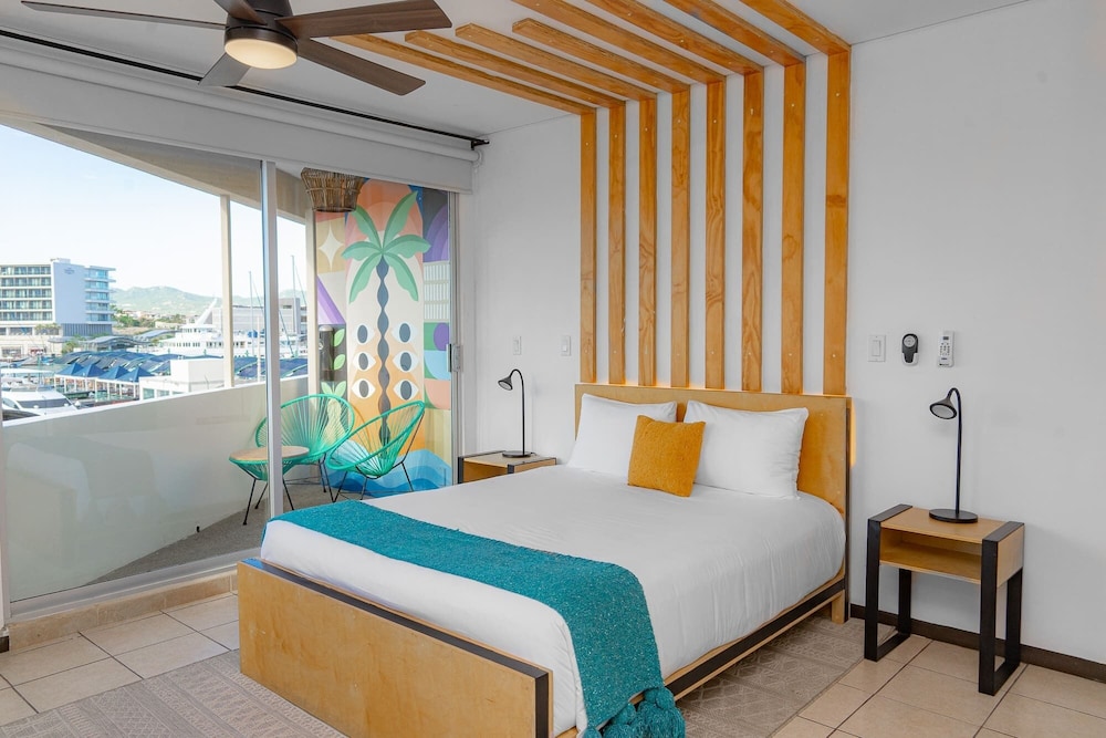 STANDARD, QUEEN BED, MARINA VIEW, BALCONY