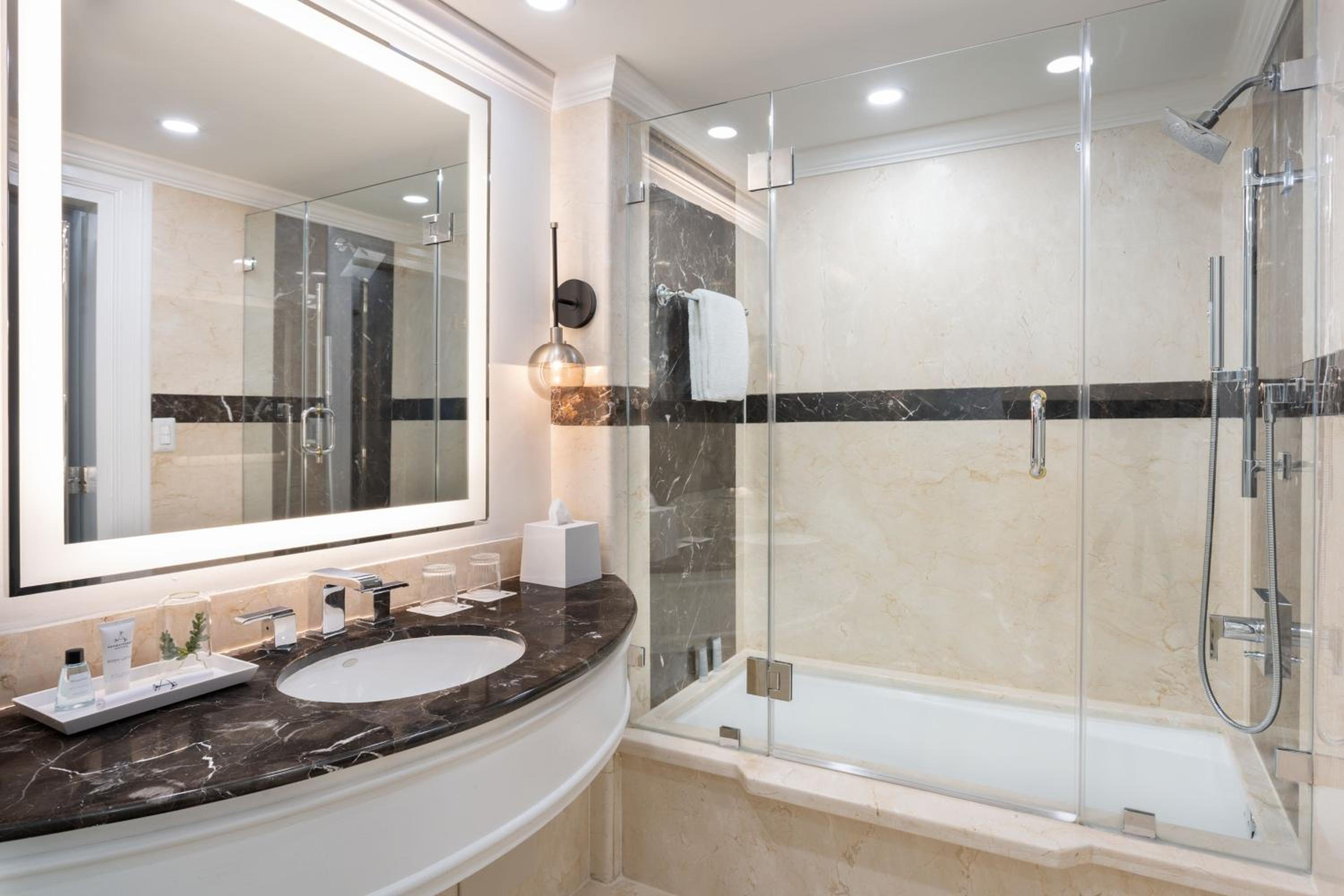 Guest Room, 2 Double Beds, City View, Concierge Level، JW Marriott Miami 6/6