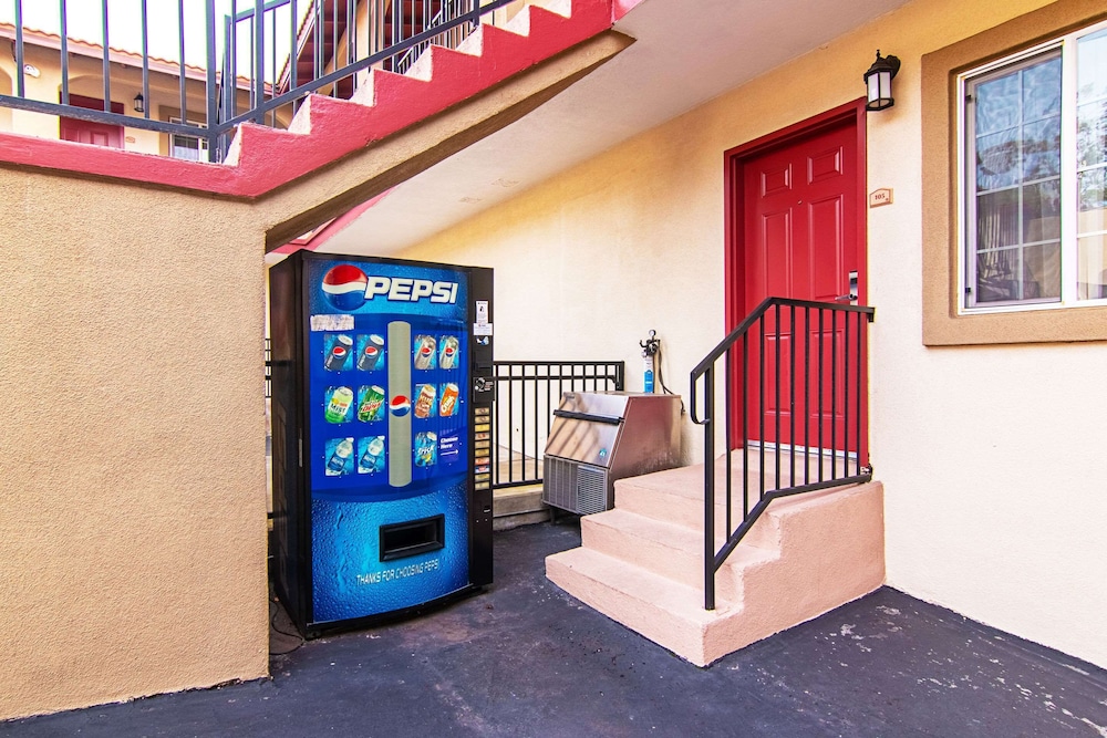 Econo Lodge Long Beach I-405 16/25