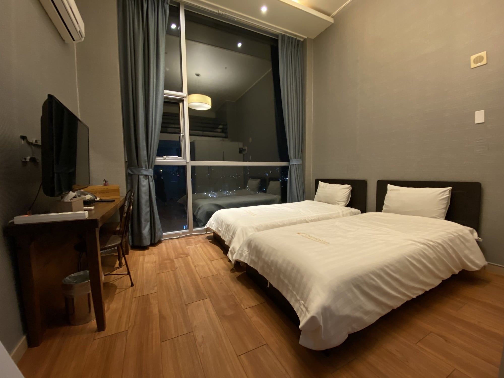 DELUXE, TWIN BEDS