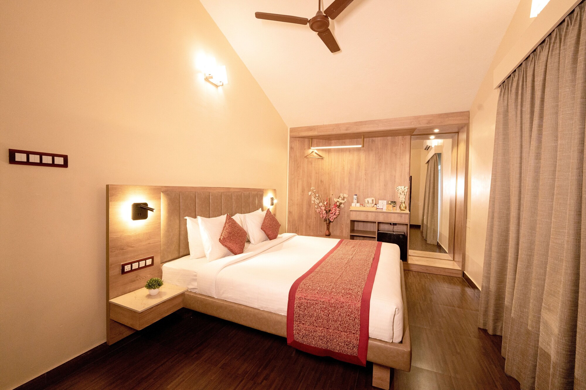 Compact, Suite, King Bed