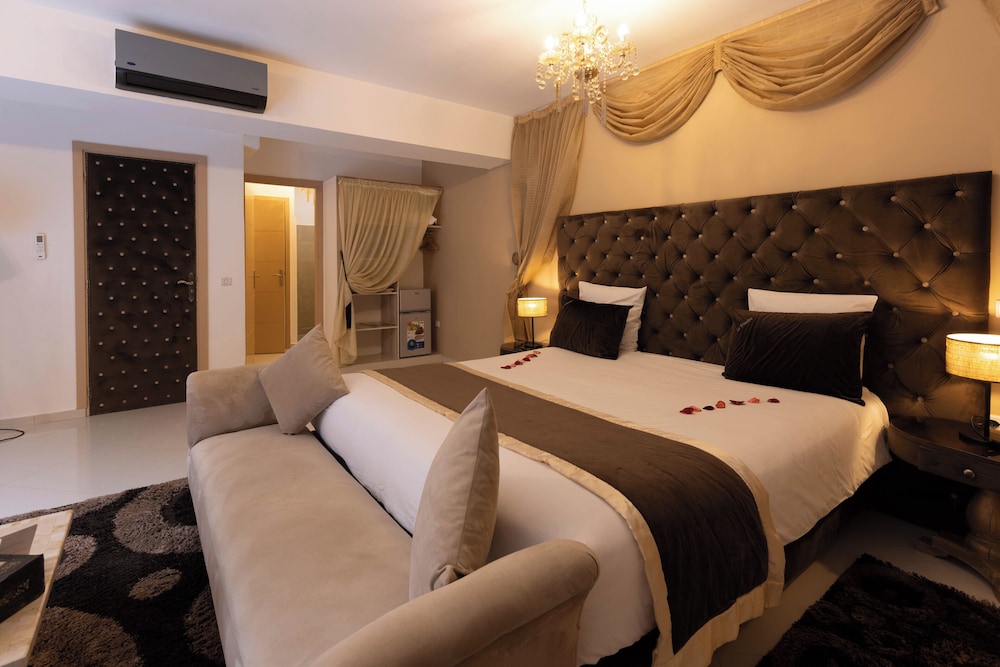 Deluxe, Suite, 1 Queen and 1 Single Bed, Pool Side
