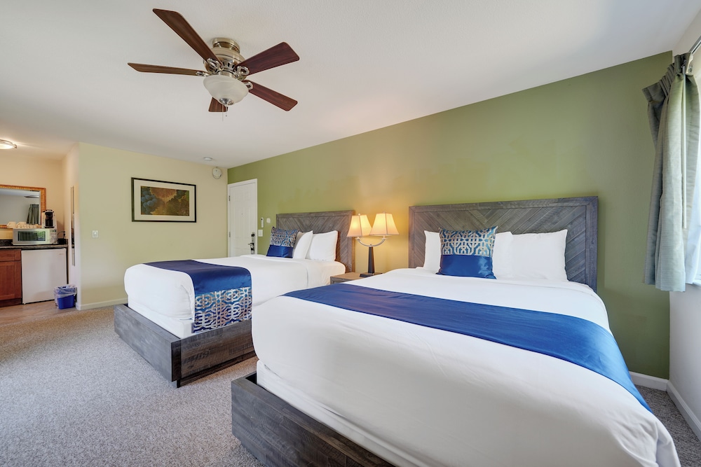 Standard, 2 Queen Beds, Valley View, Patio