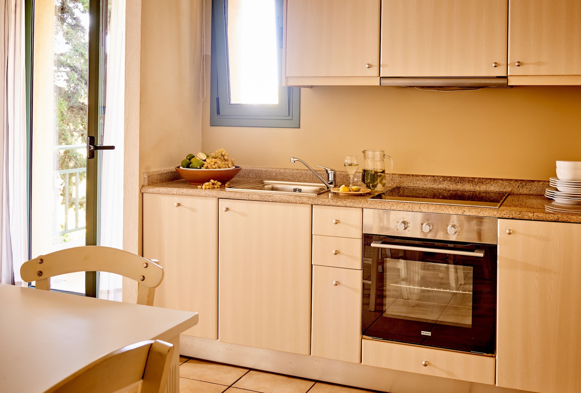جناح بسرير كينج بغرفة نوم واحدة مع أريكة، Village Heights Resort 7/8