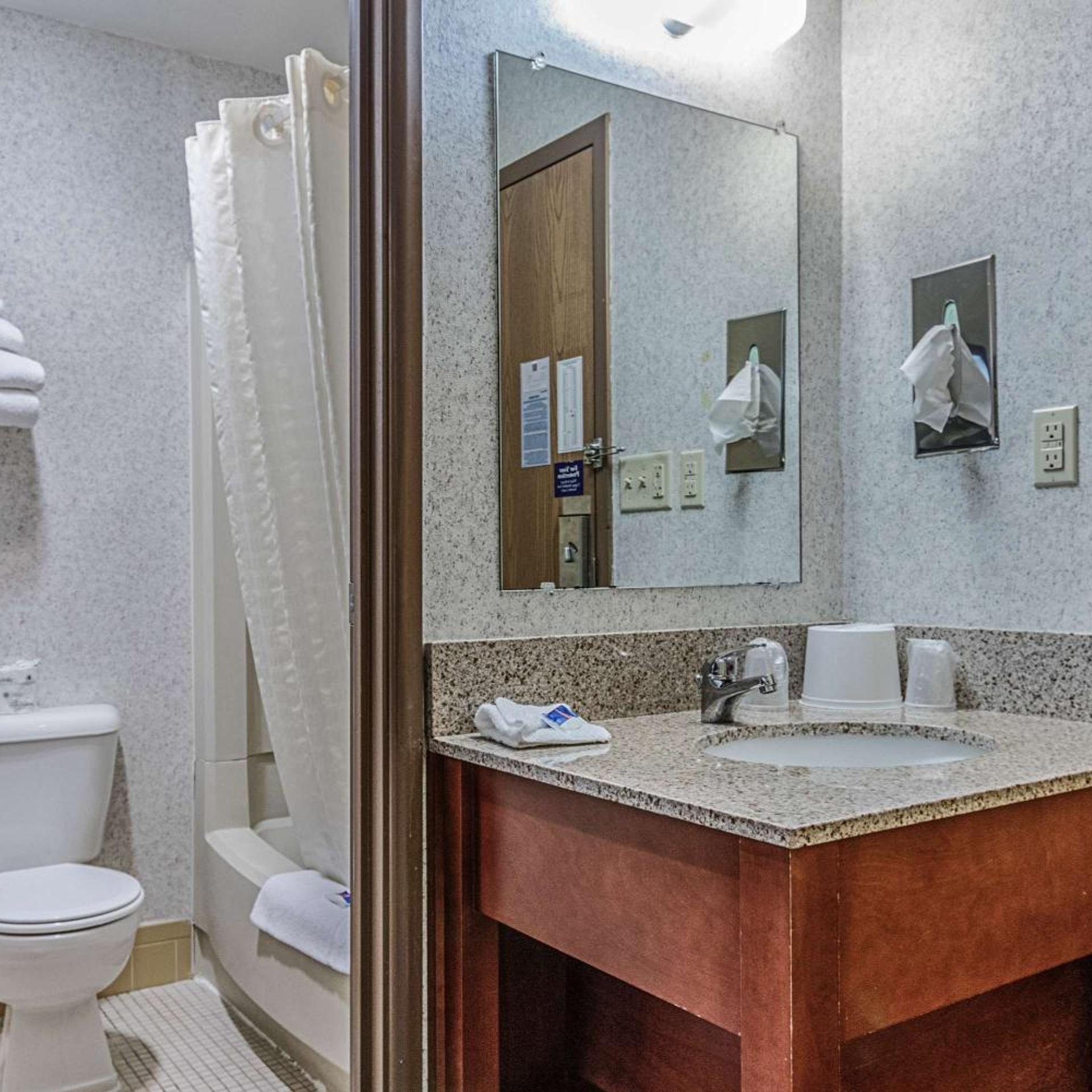 Room, Quadruple, Days Inn by Wyndham La Crosse 9/10