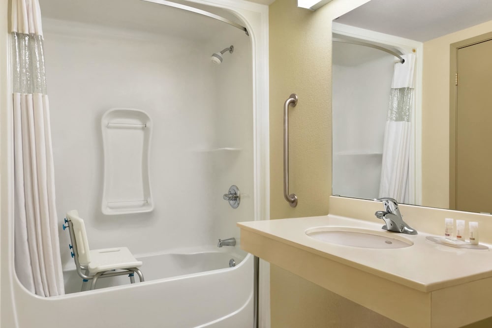 Days Inn & Suites by Wyndham Thompson 8/32