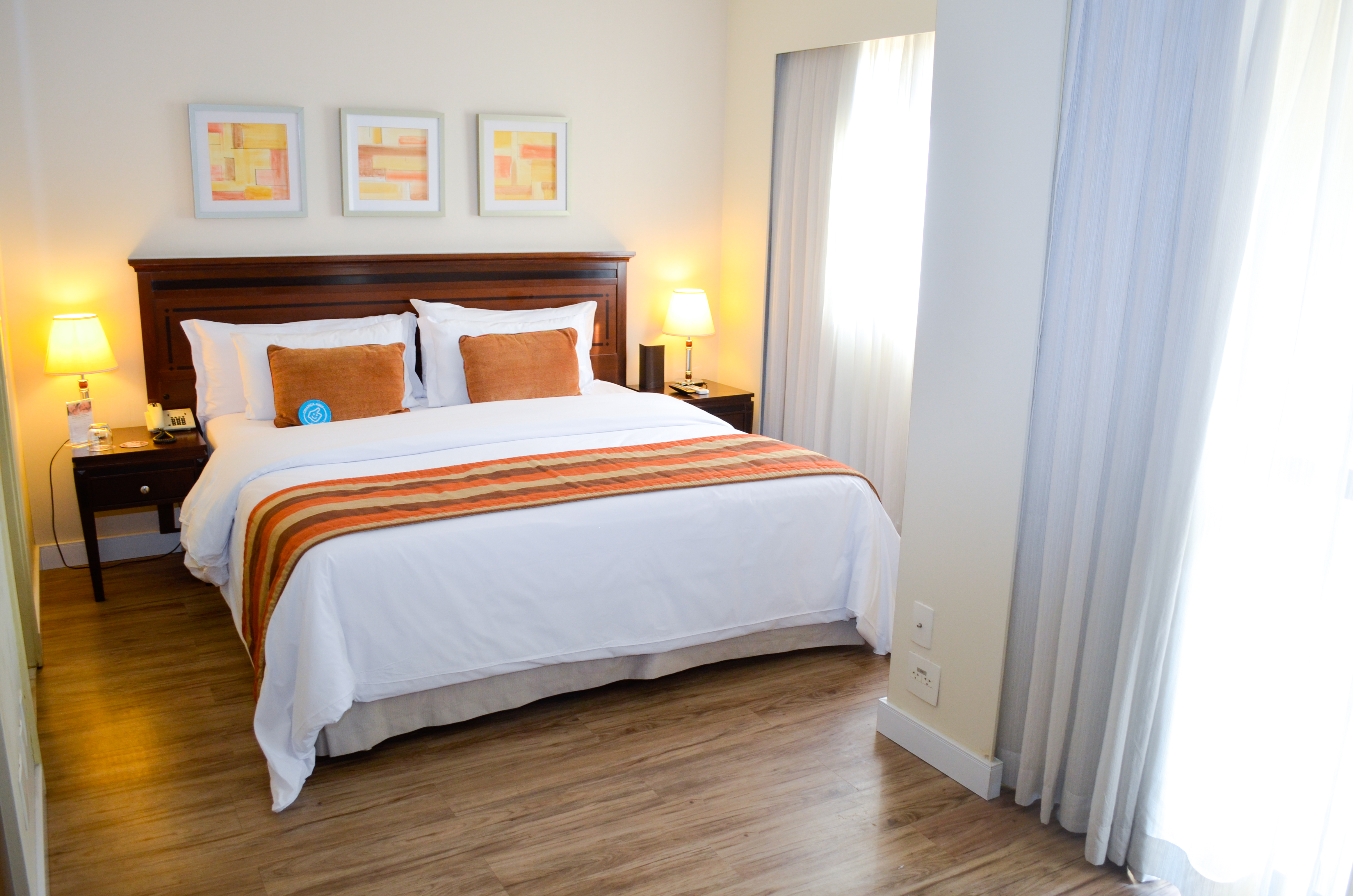 ROOM, QUEEN BED