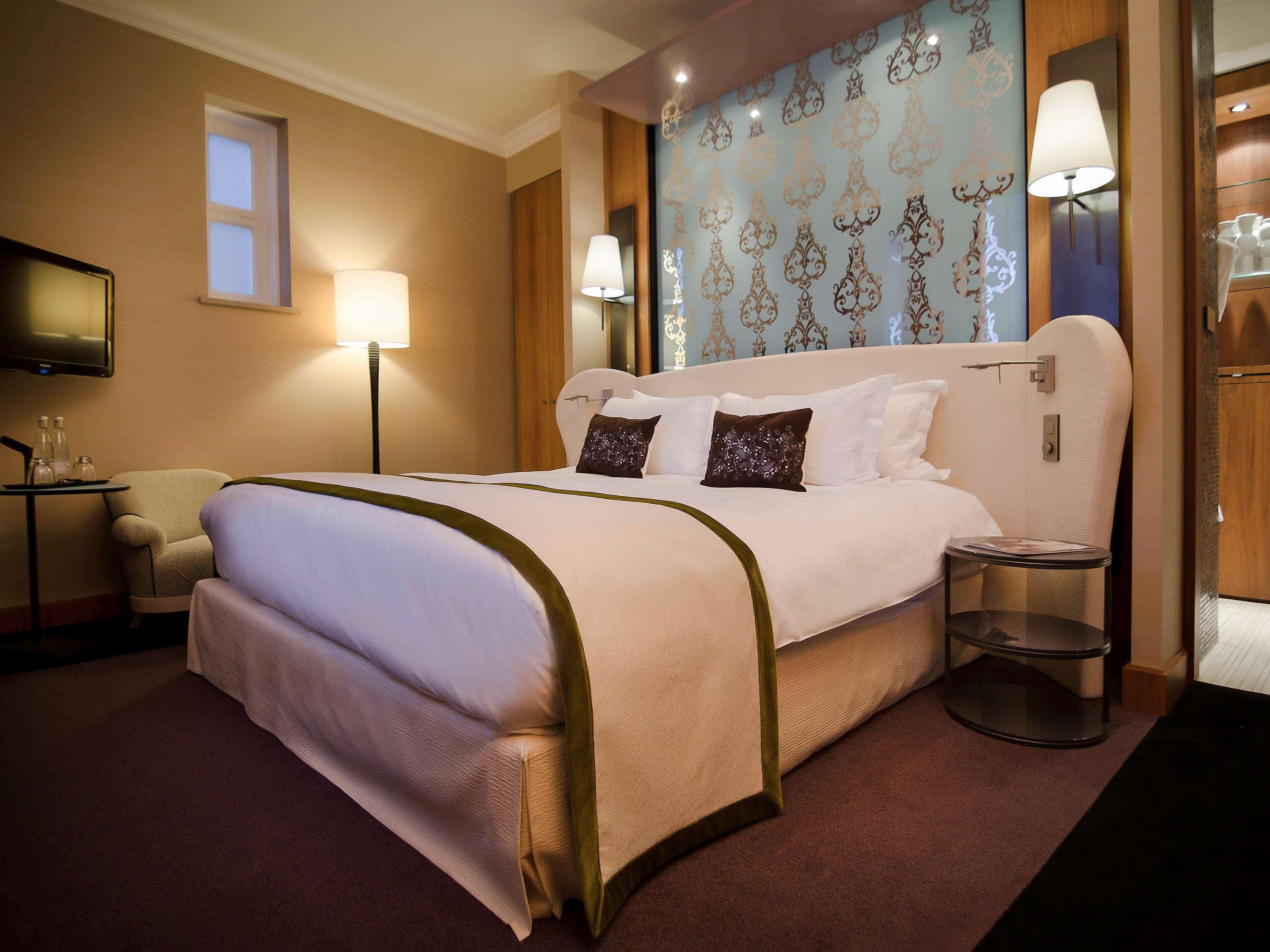 Opera, Suite, King Bed, Garden or Courtyard View, Butler, Living Area