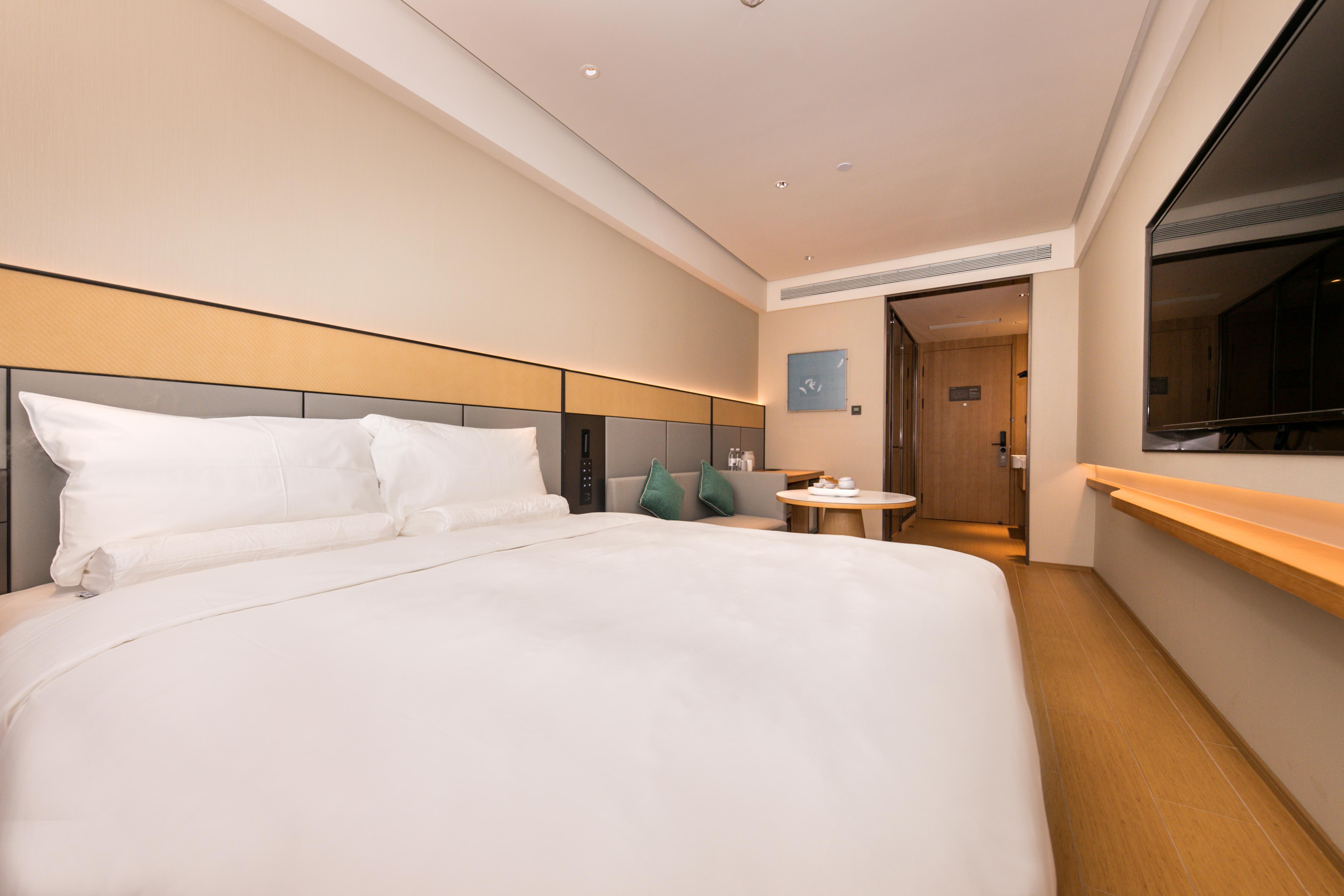 Ji Hotel (Shanghai Gubei Fortune Center) 8/22