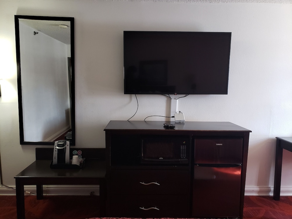 Days Inn by Wyndham Lake Village 37/43