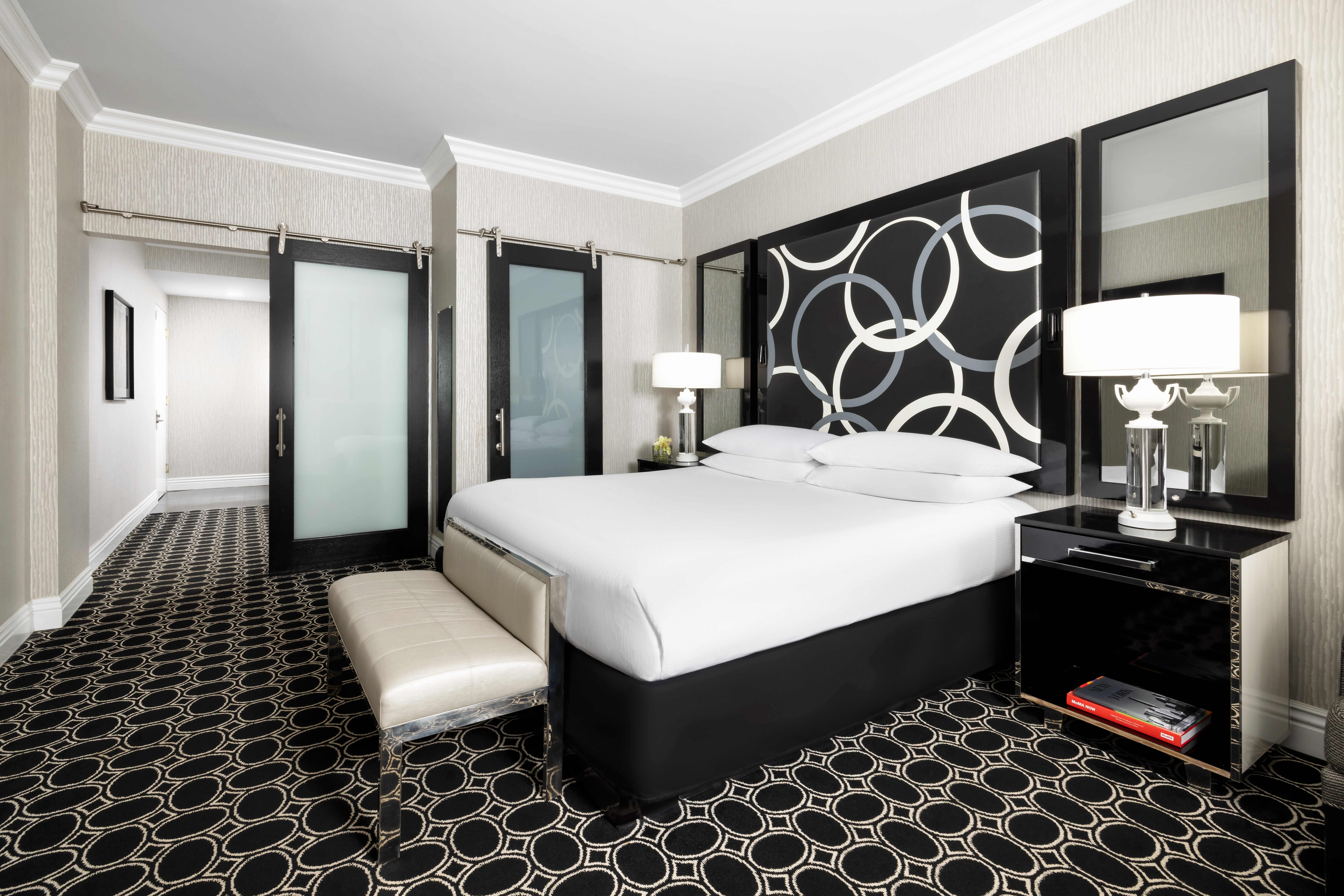 SUITE, KING BED, ACCESSIBLE