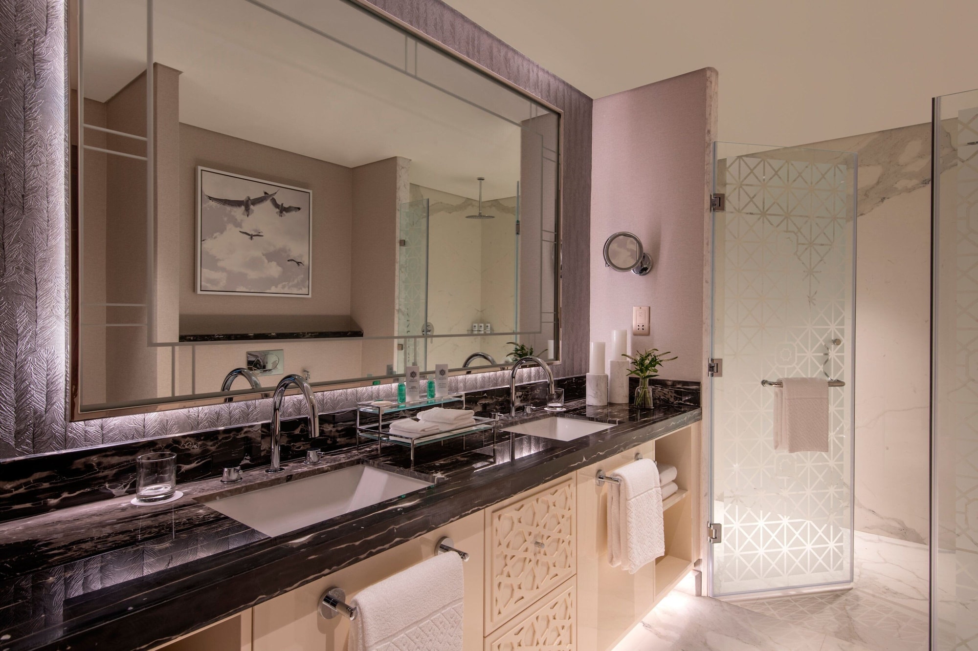 غرفة بإطلالة على المرسى بشرفة بغرفة نوم واحدة مفردة بسرير كينج، The St. Regis Marsa Arabia Island, The Pearl Qatar 7/10