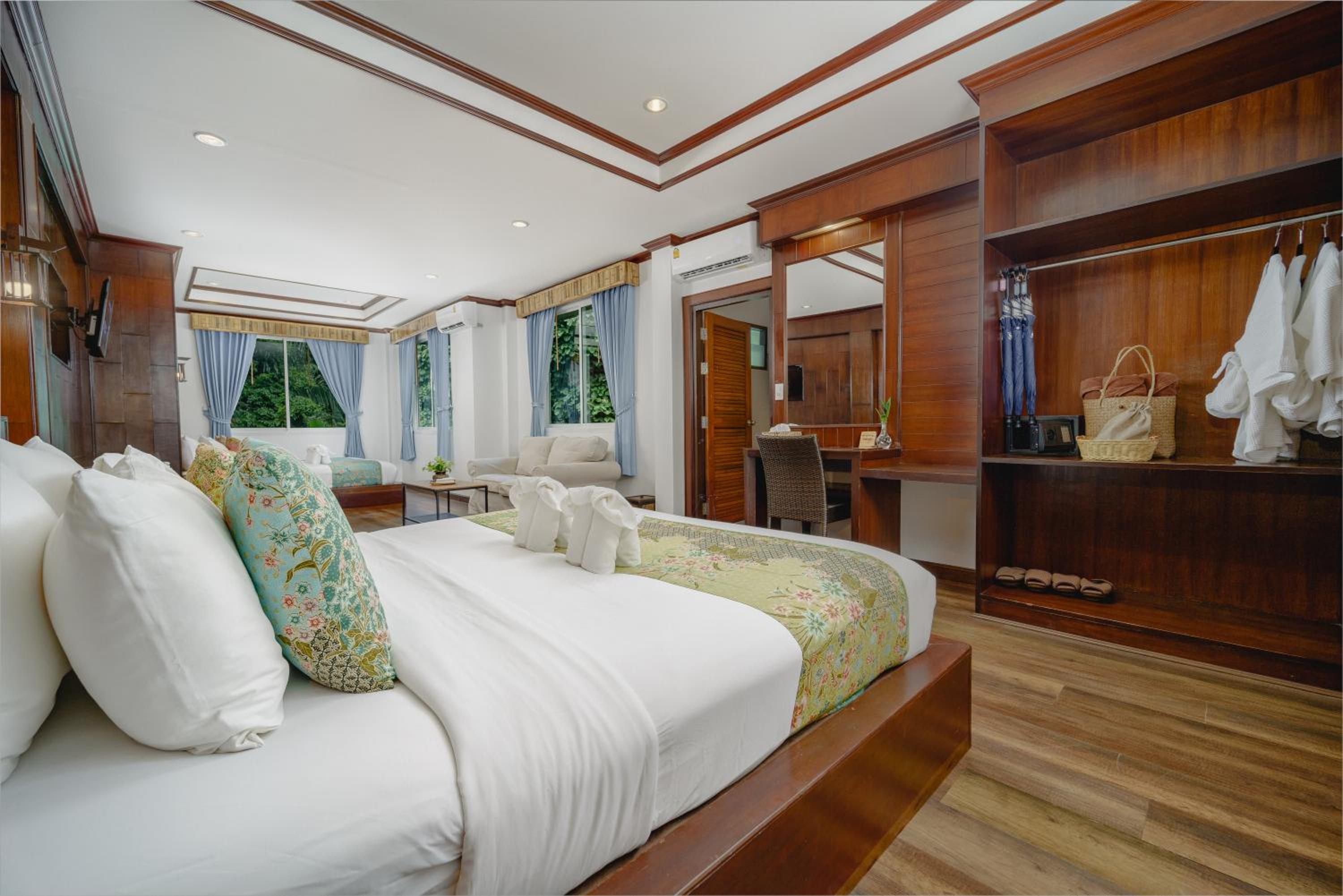 Family, 1 King and 1 Single Beds