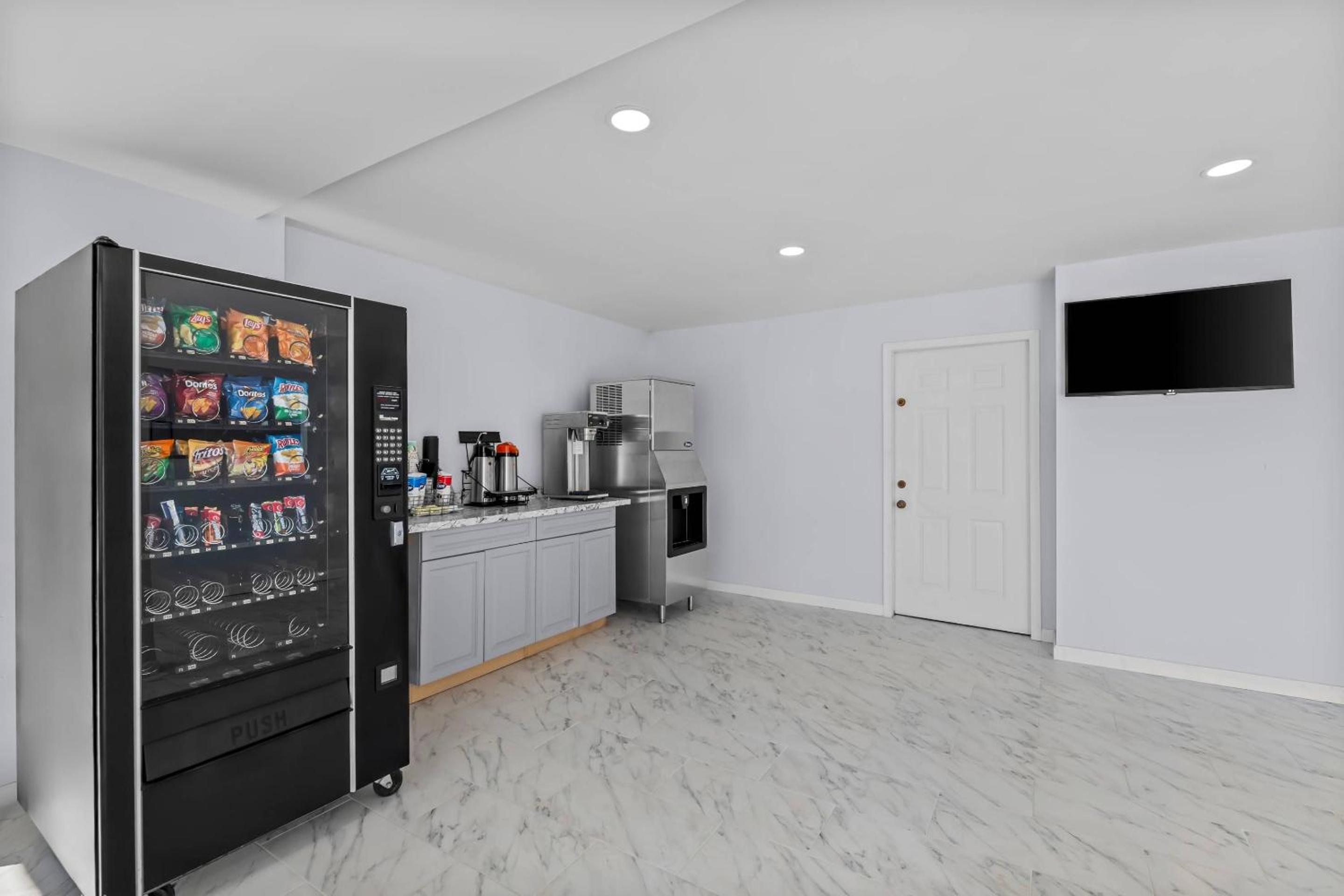 Suburban Studios Newport News - Hampton 12/49
