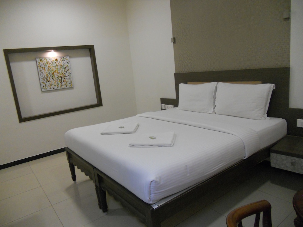 HOTEL SOWNTHARIYAM 11/30