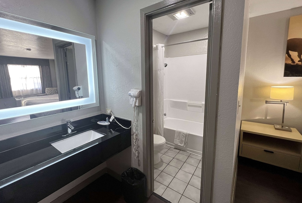 غرفة ديلوكس بسريرين كوين، Days Inn By Wyndham Canton 10/10