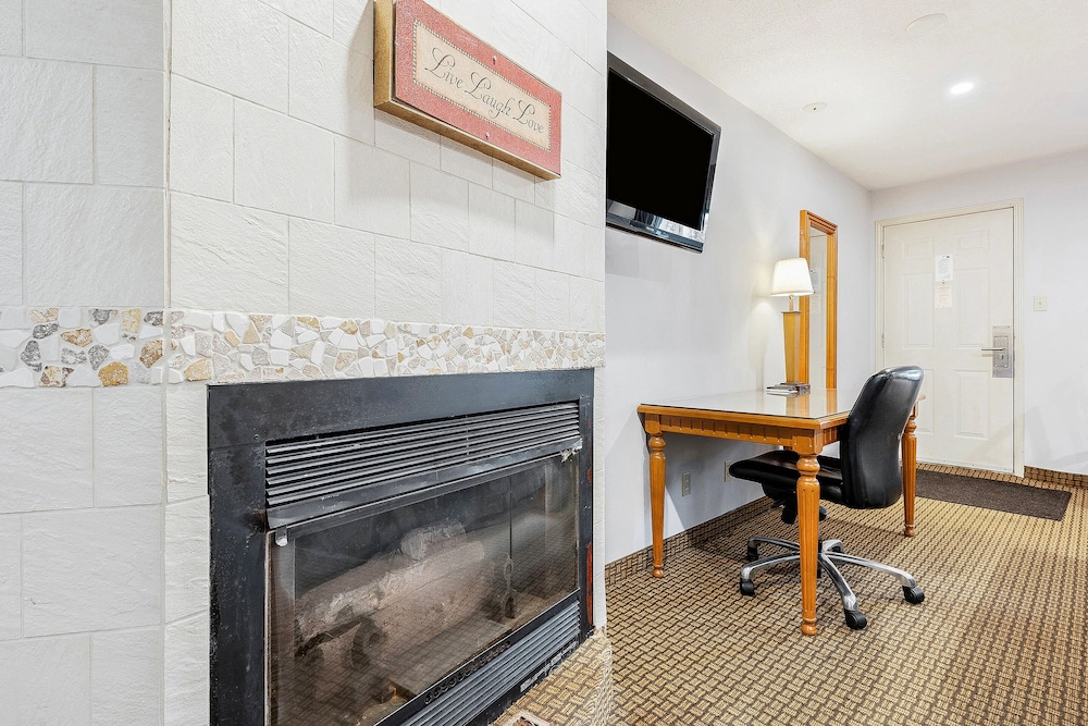 OYO First Canada Hotel Cornwall Hwy 401 ON 7/42