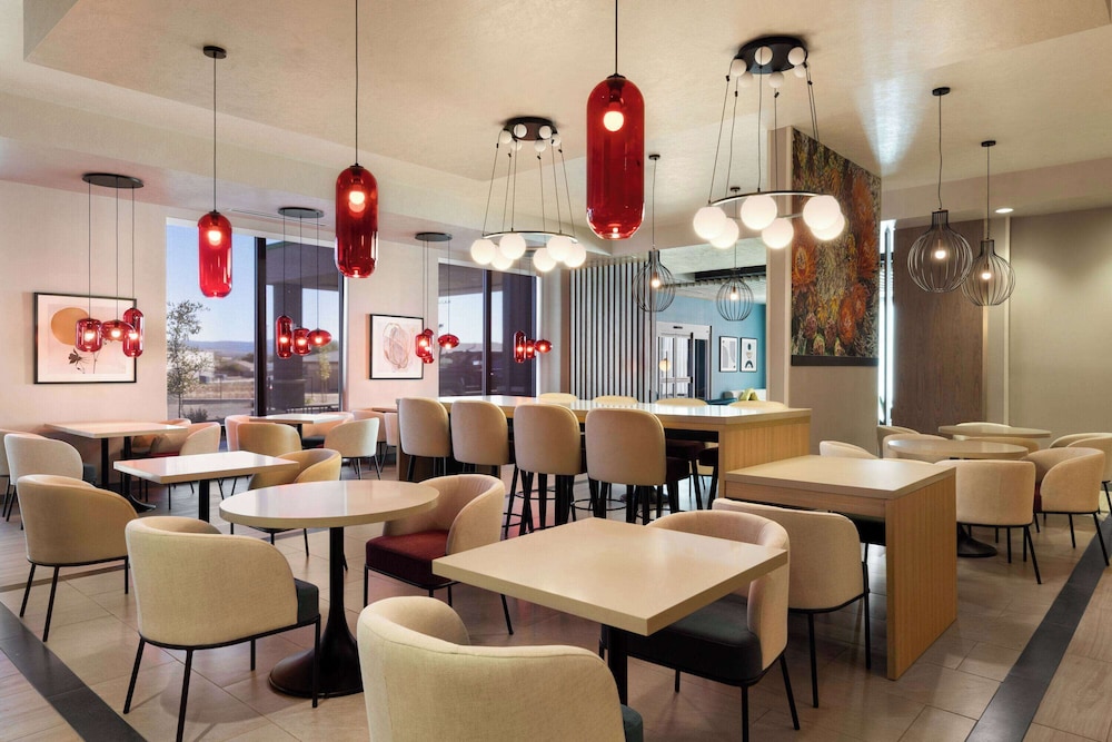 Hawthorn Extended Stay by Wyndham Kingman 21/27