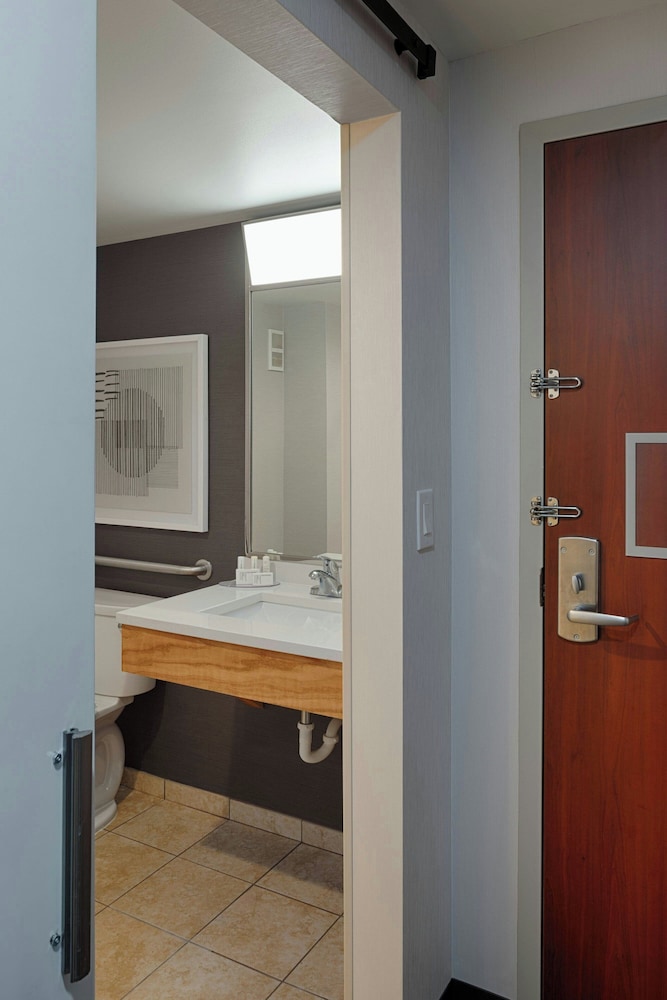 1 Bedroom, Suite, King Bed, Sofa, Courtyard By Marriott Springfield Downtown 6/6