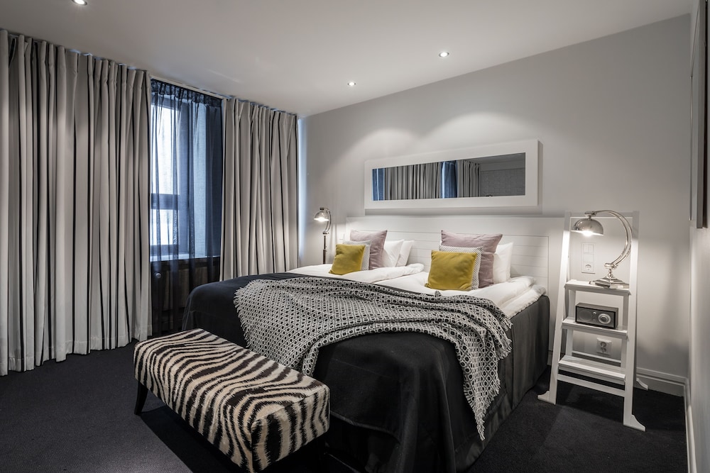 LUXURY, KING BED
